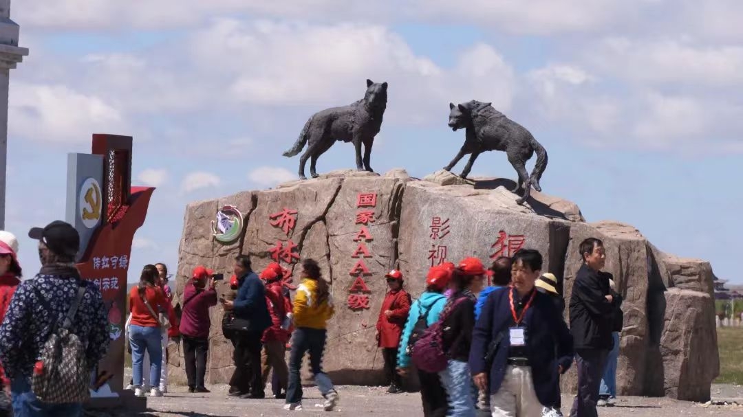 布林泉景区迎来首批旅游千人团