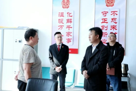 乌拉盖管理区党工委副书记、政法委书记李宝山深入乌拉盖管理区人民法院走访调研